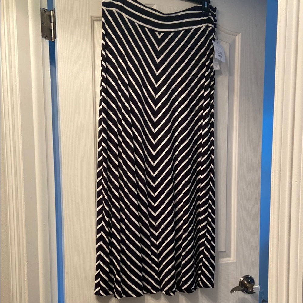 Liz Claiborne Black and White A-Line Maxi Skirt for Casual Wear